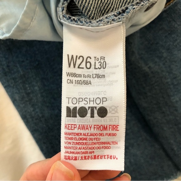 TOP SHOP MOTO medium wash cropped jeans. Size 26. - Picture 3 of 12